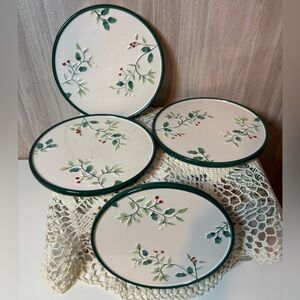 Pfaltzgraff Winterberry Green and White Floral 8” Plates Trivet